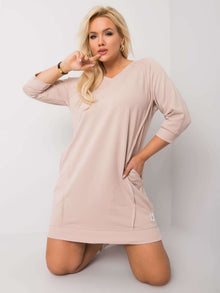 Jasnokawowa sukienka plus size z kieszeniami