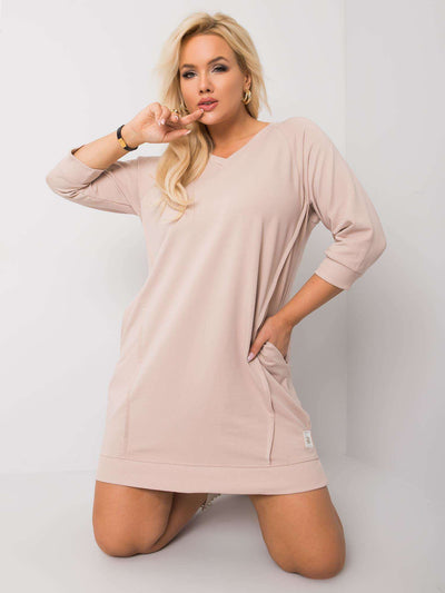 Jasnokawowa sukienka plus size z kieszeniami
