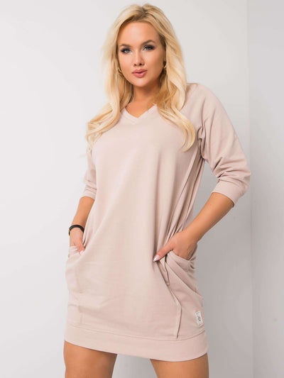 Jasnokawowa sukienka plus size z kieszeniami