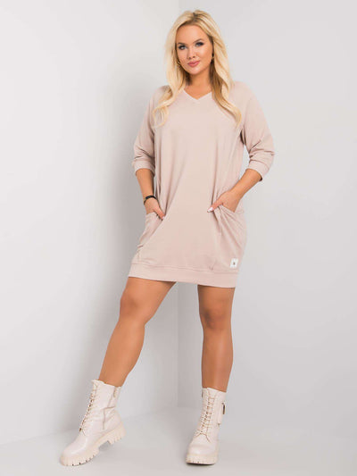 Jasnokawowa sukienka plus size z kieszeniami