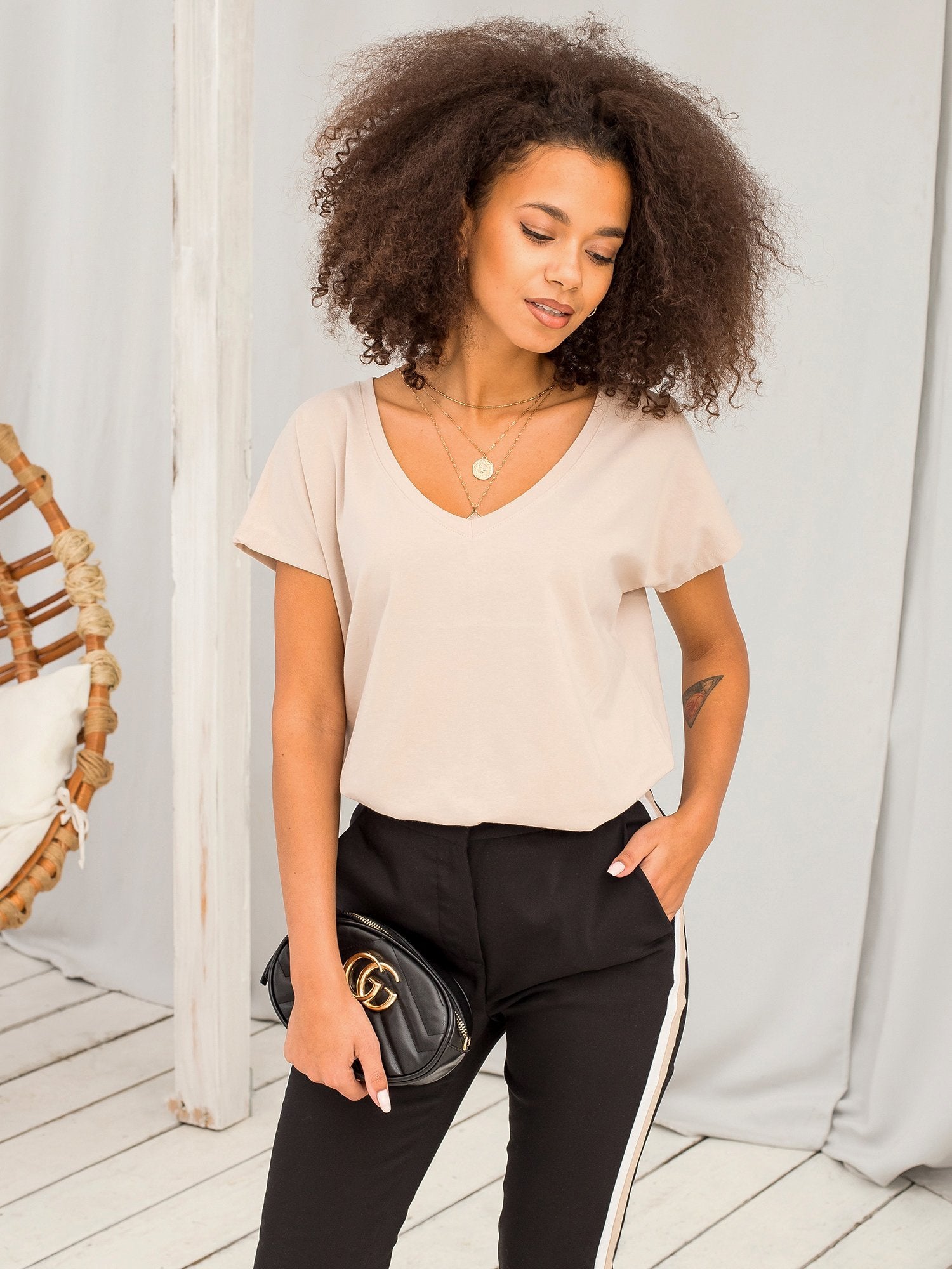 Bawełniany t-shirt V-neck jasnokawowy