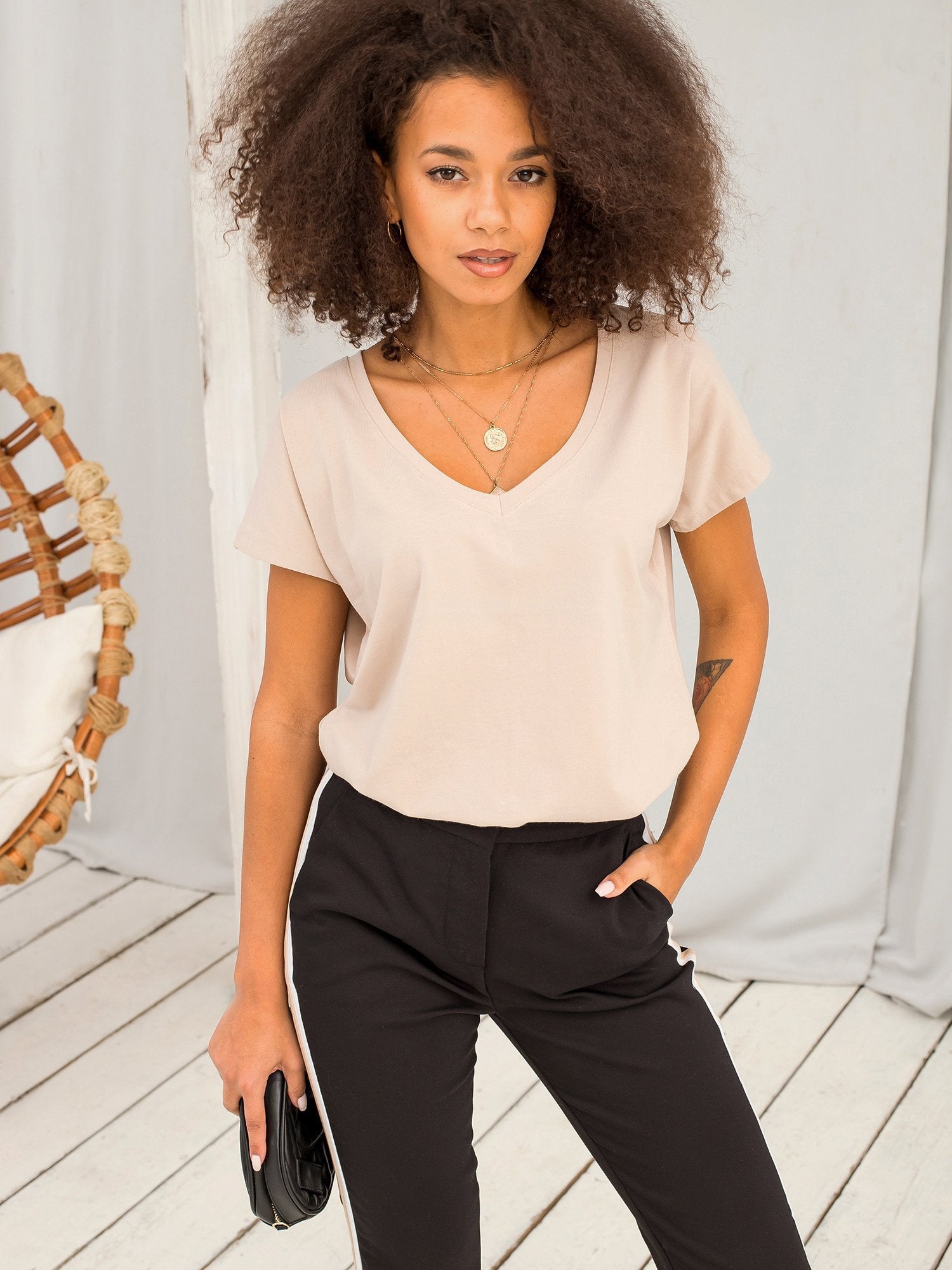 Bawełniany t-shirt V-neck jasnokawowy
