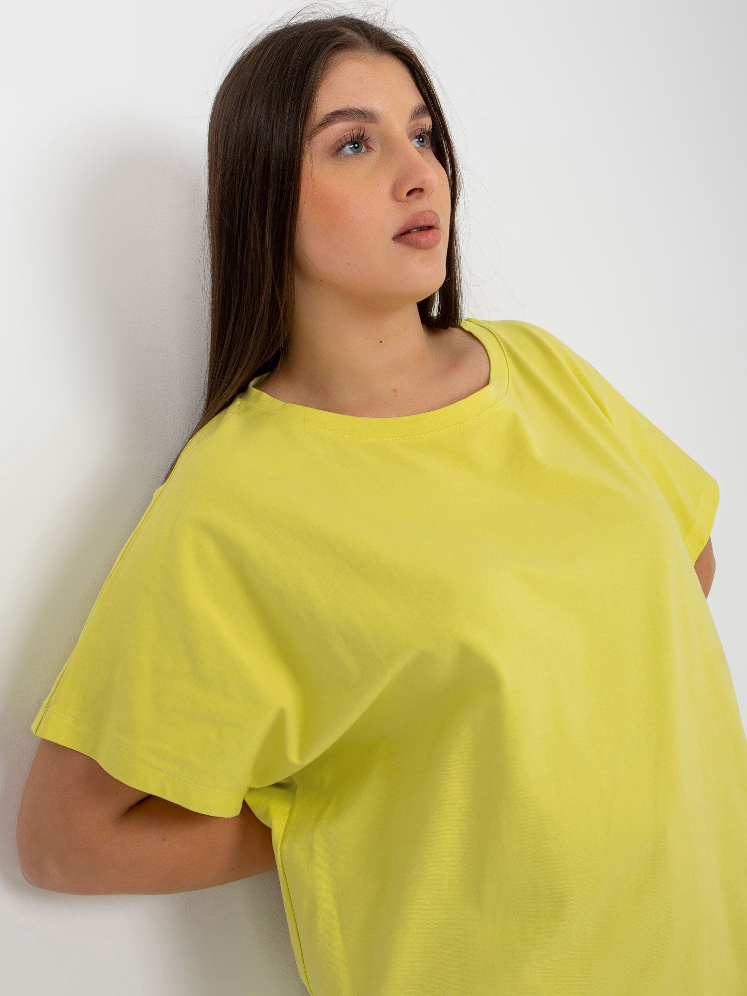 Jasnolimonkowy damski t-shirt plus size o luźnym kroju