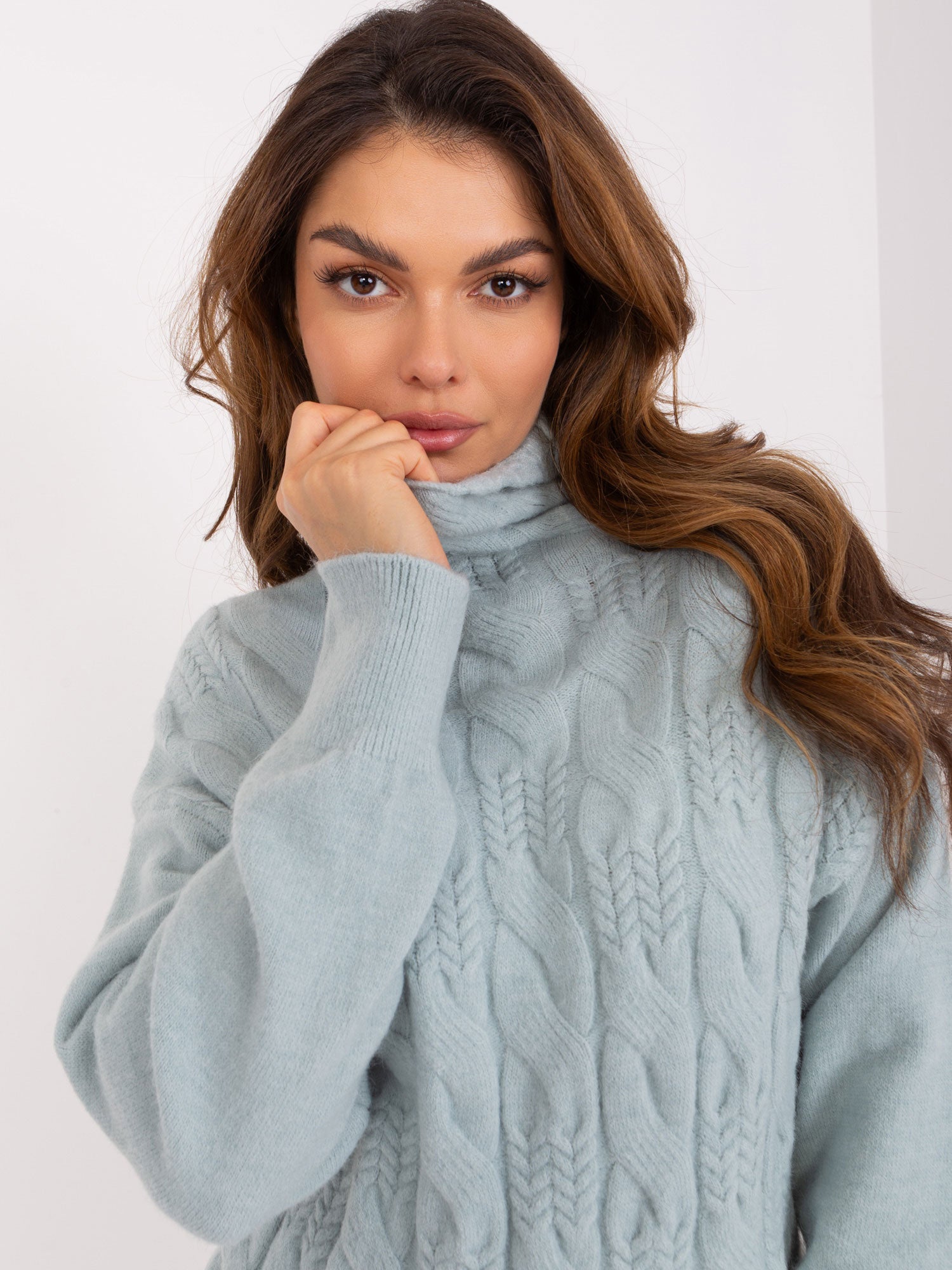 Jasnomiętowy dzianinowy sweter z golfem