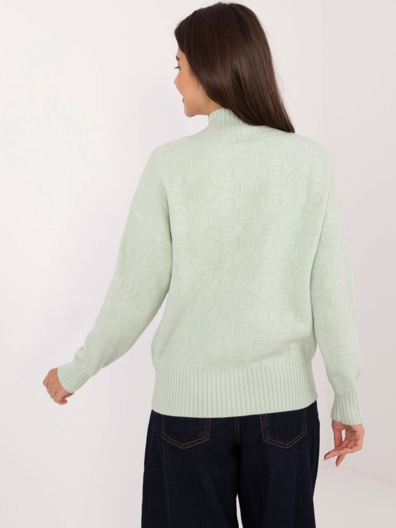 Jasnomiętowy wzorzysty sweter z półgolfem