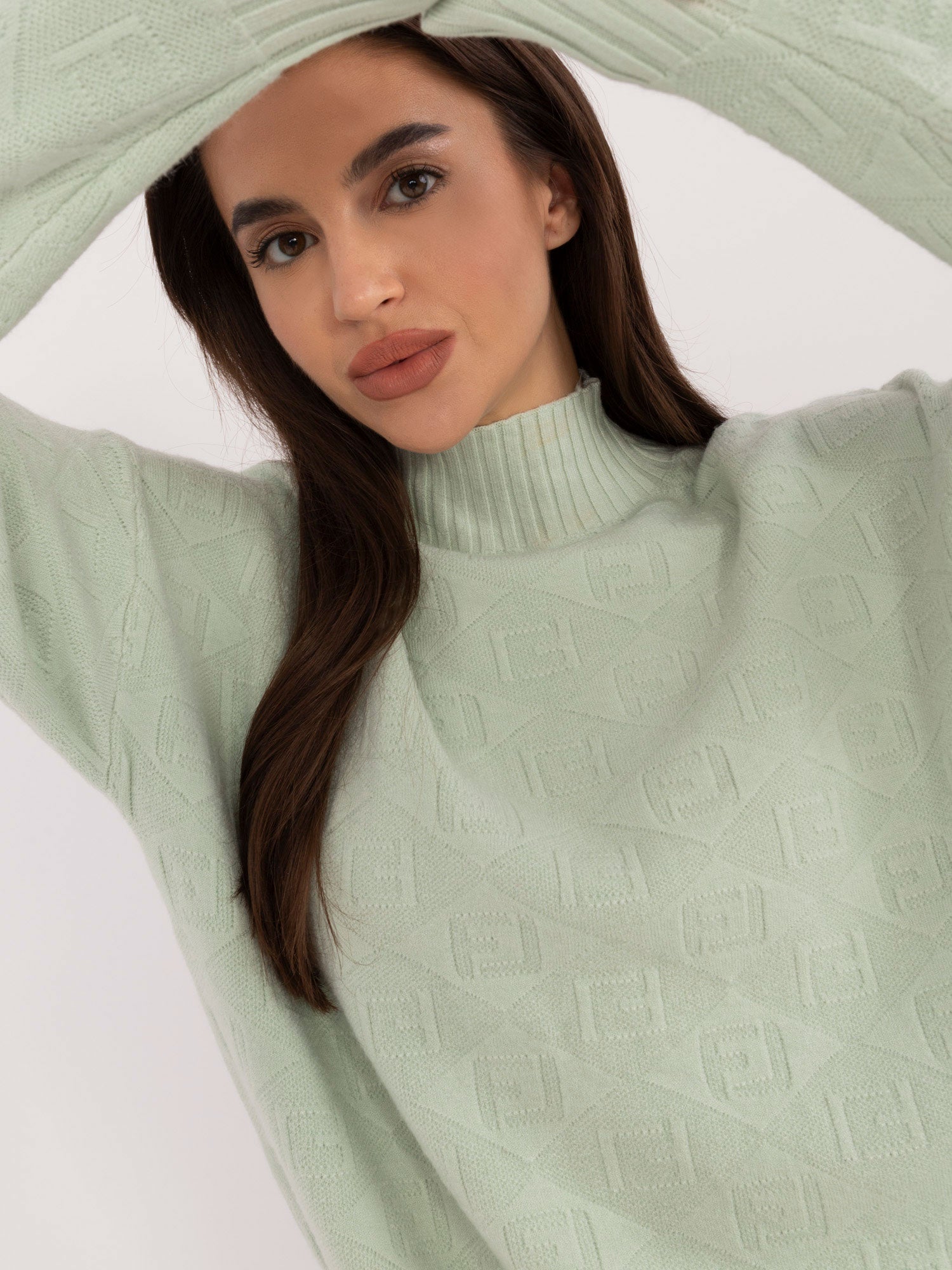 Jasnomiętowy wzorzysty sweter z półgolfem