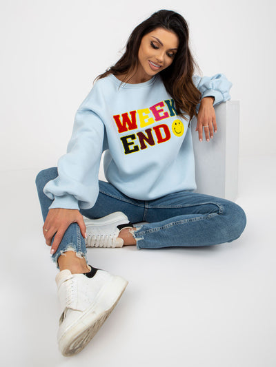 Jasnoniebieska bluza bez kaptura z naszywkami