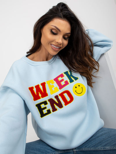 Jasnoniebieska bluza bez kaptura z naszywkami