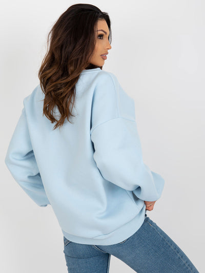 Jasnoniebieska bluza bez kaptura z naszywkami