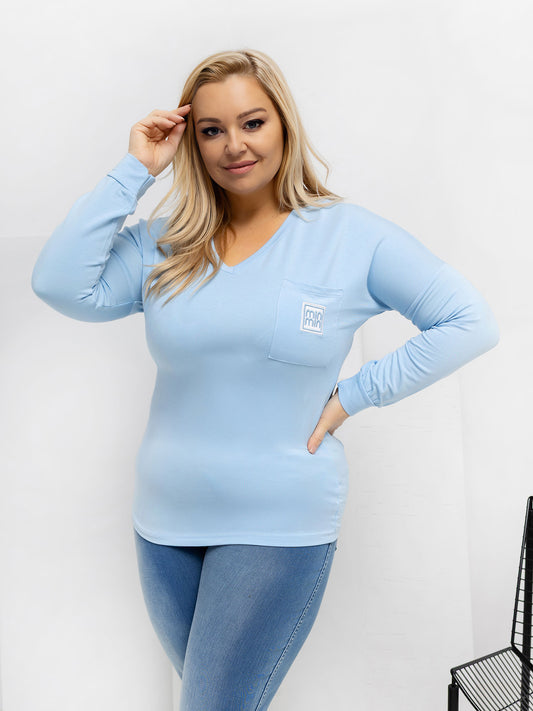 Jasnoniebieska bluzka plus size z naszywką