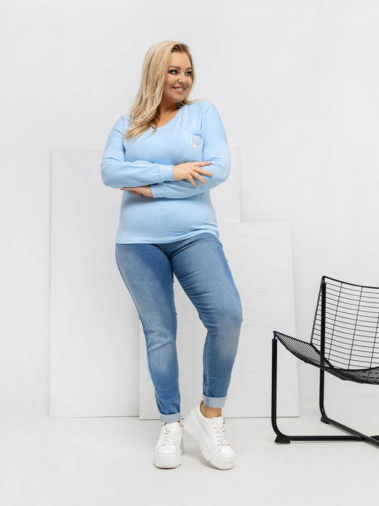 Jasnoniebieska bluzka plus size z naszywką