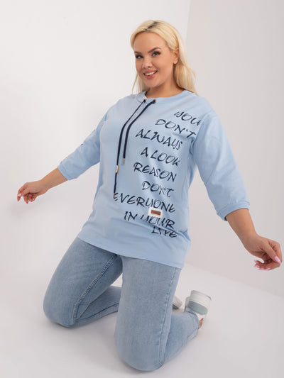 Jasnoniebieska bluzka plus size z rękawem 3/4