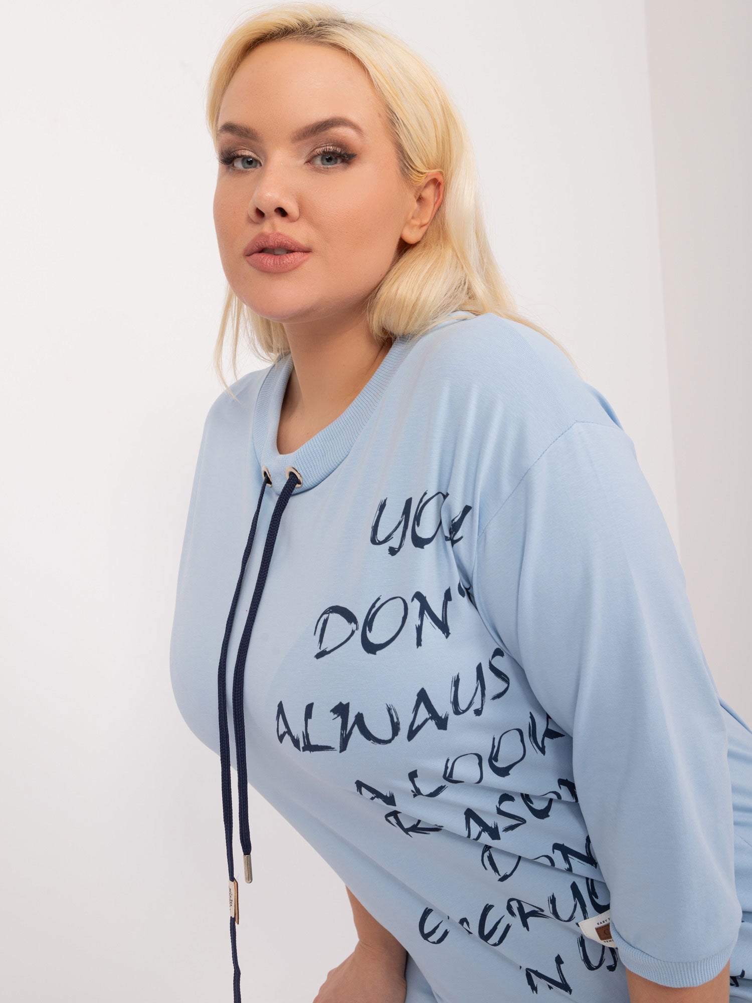 Jasnoniebieska bluzka plus size z rękawem 3/4