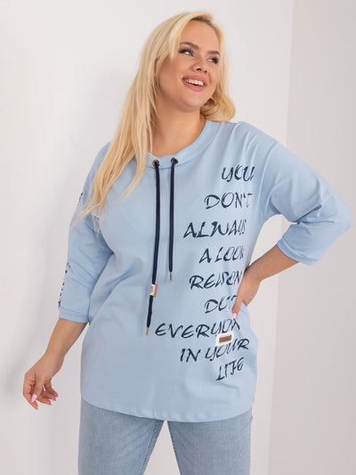 Jasnoniebieska bluzka plus size z rękawem 3/4