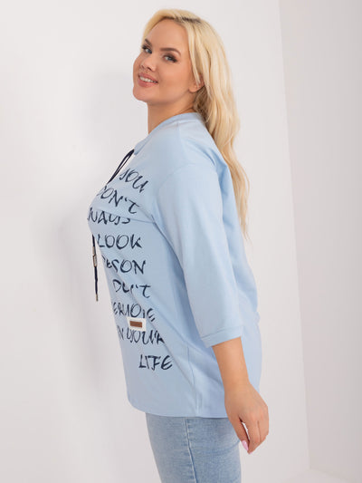Jasnoniebieska bluzka plus size z rękawem 3/4
