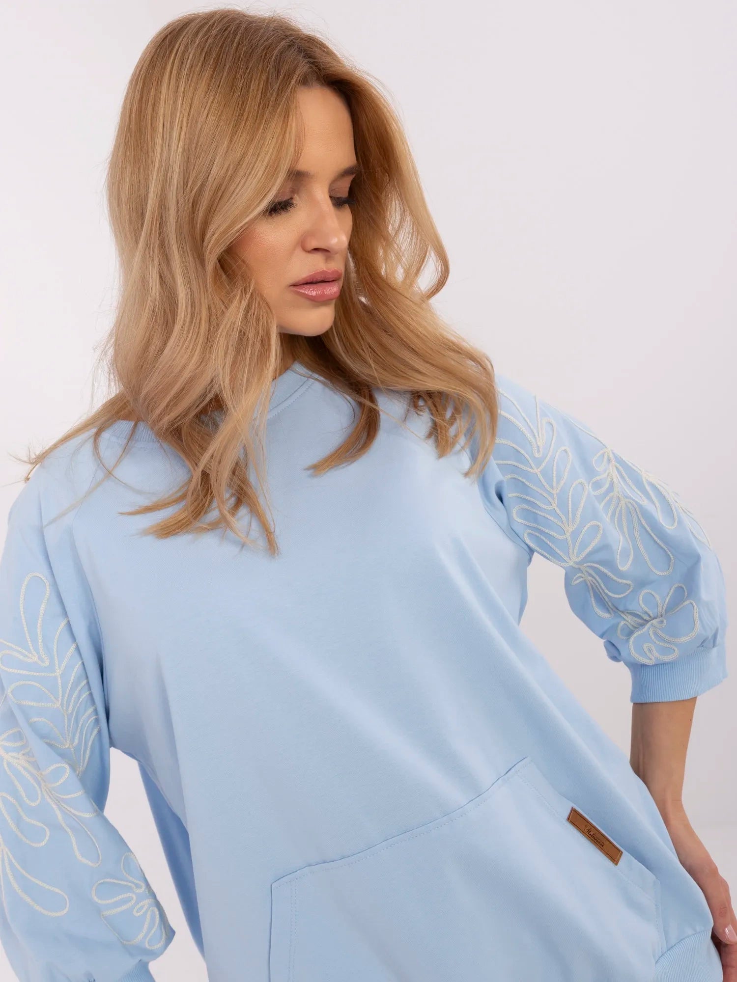 Jasnoniebieska bluza kangurka z haftem na rękawach