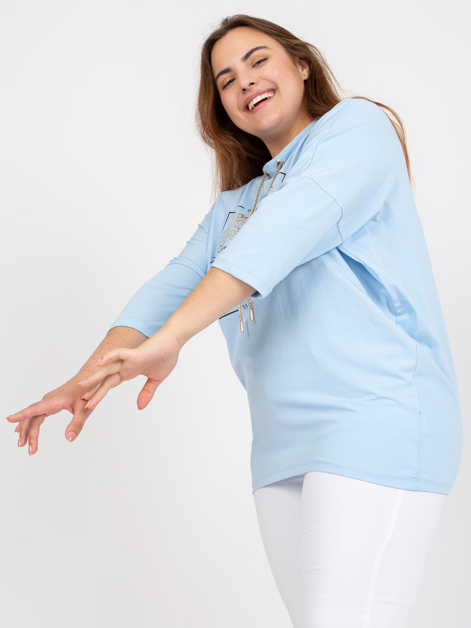 Jasnoniebieska codzienna bluzka plus size z aplikacją