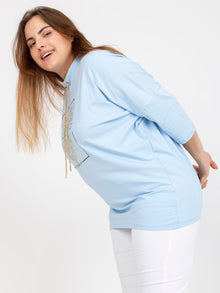 Jasnoniebieska codzienna bluzka plus size z aplikacją