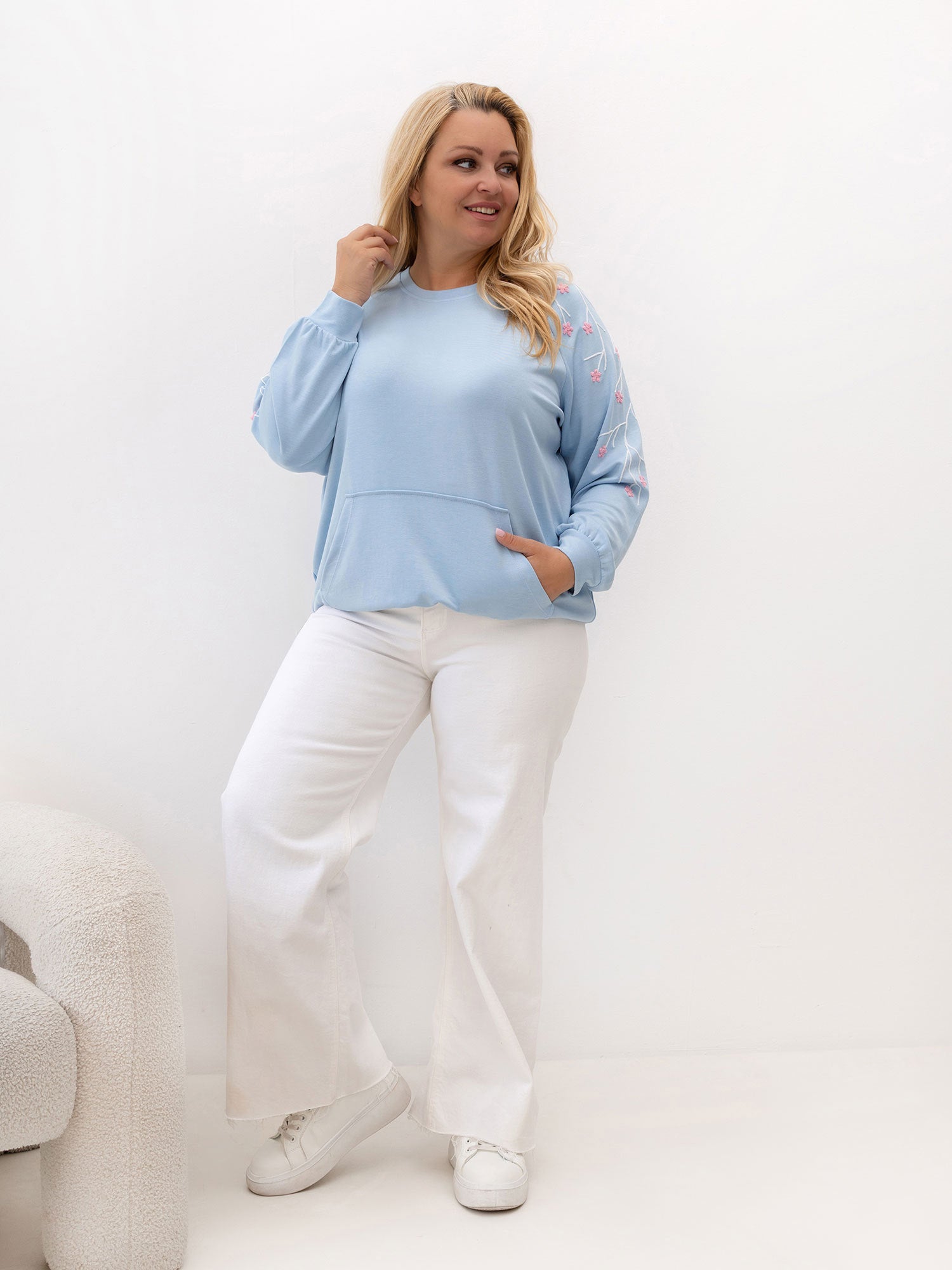 Jasnoniebieska bluza plus size z kwiatową aplikacją