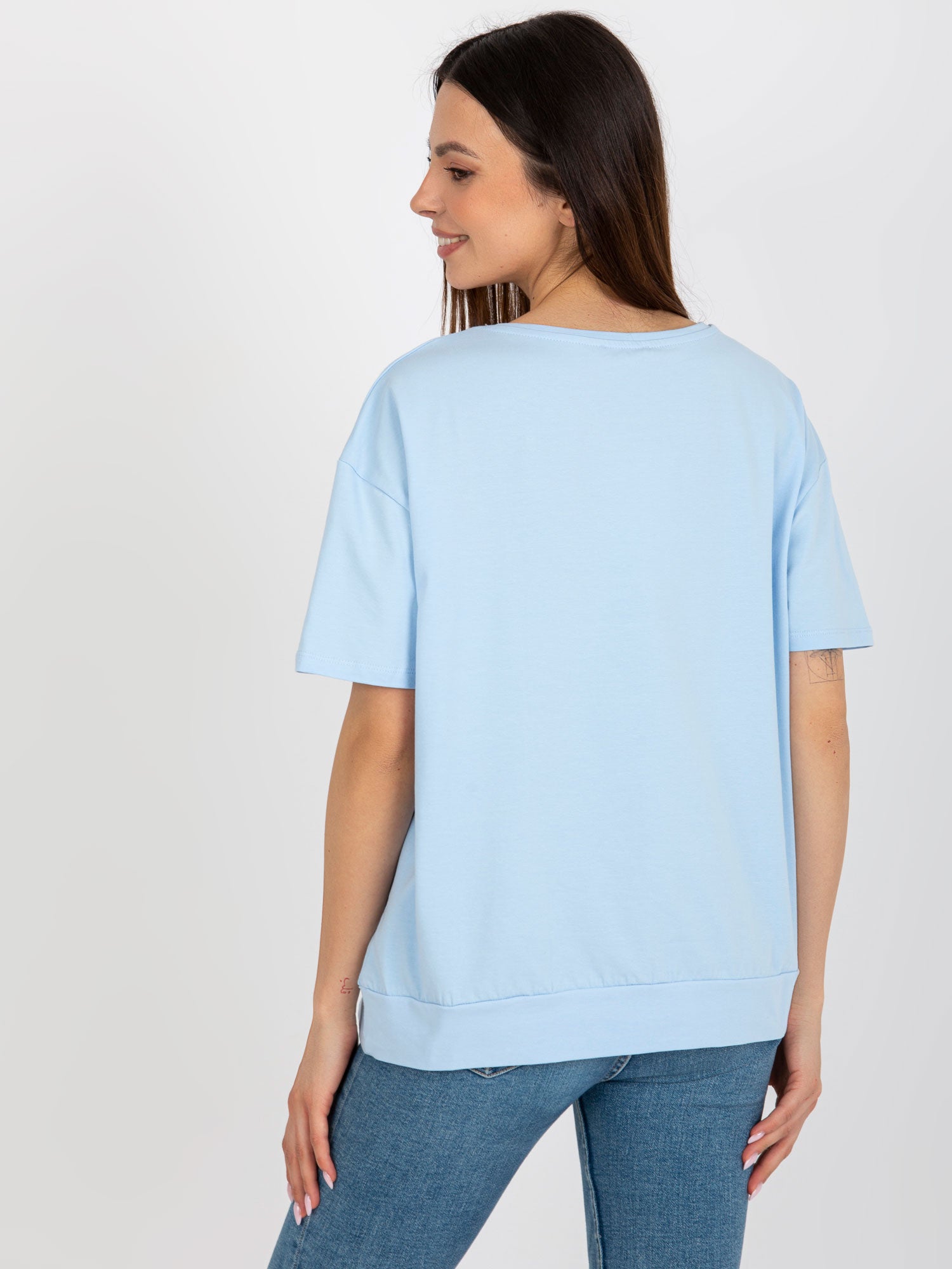 Jasnoniebieska bluzka oversize z naszywką