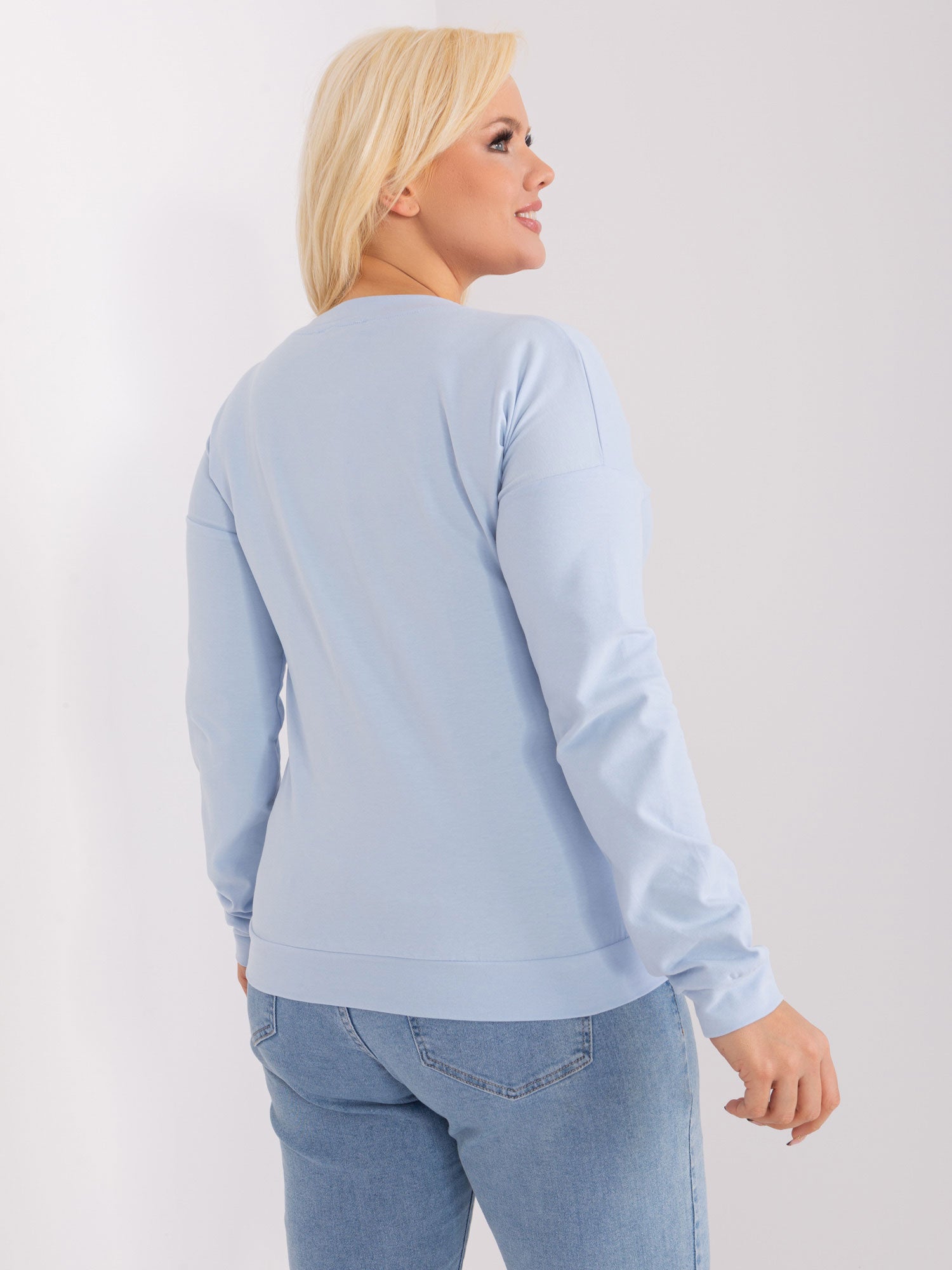 Jasnoniebieska bluzka plus size z dekoltem V
