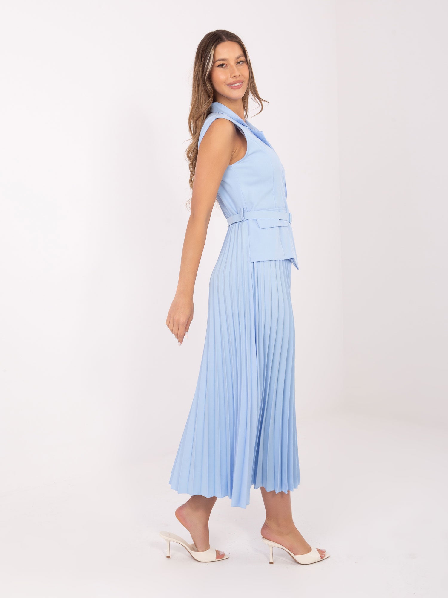 RUE PARIS Jasnoniebieska elegancka sukienka z plisowaniem