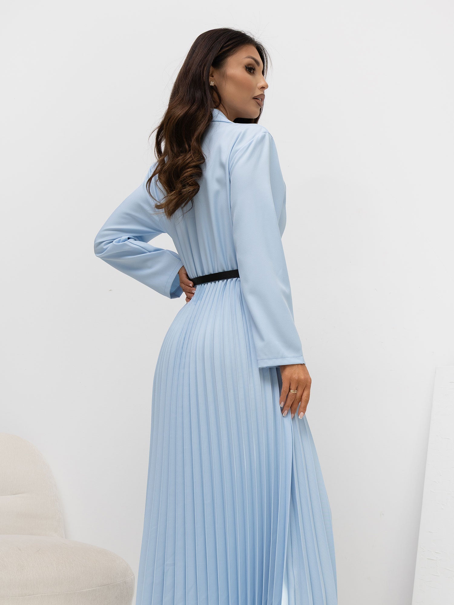 RUE PARIS Jasnoniebieska elegancka sukienka z plisowanym dołem