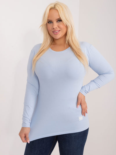 Jasnoniebieska gładka bluzka plus size z naszywką