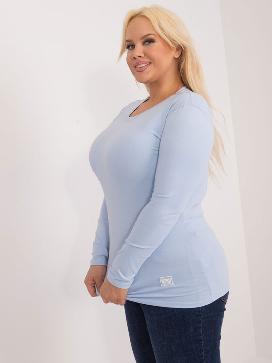 Jasnoniebieska gładka bluzka plus size z naszywką