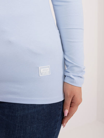 Jasnoniebieska gładka bluzka plus size z naszywką