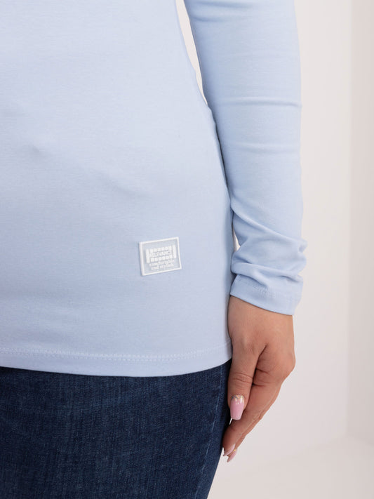 Jasnoniebieska gładka bluzka plus size z naszywką