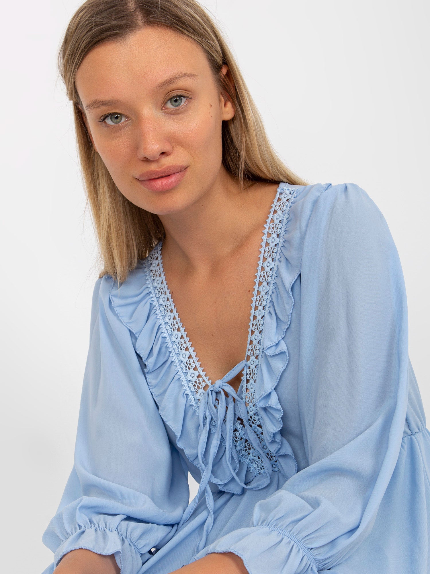 Jasnoniebieska mini sukienka boho z falbaną OCH BELLA