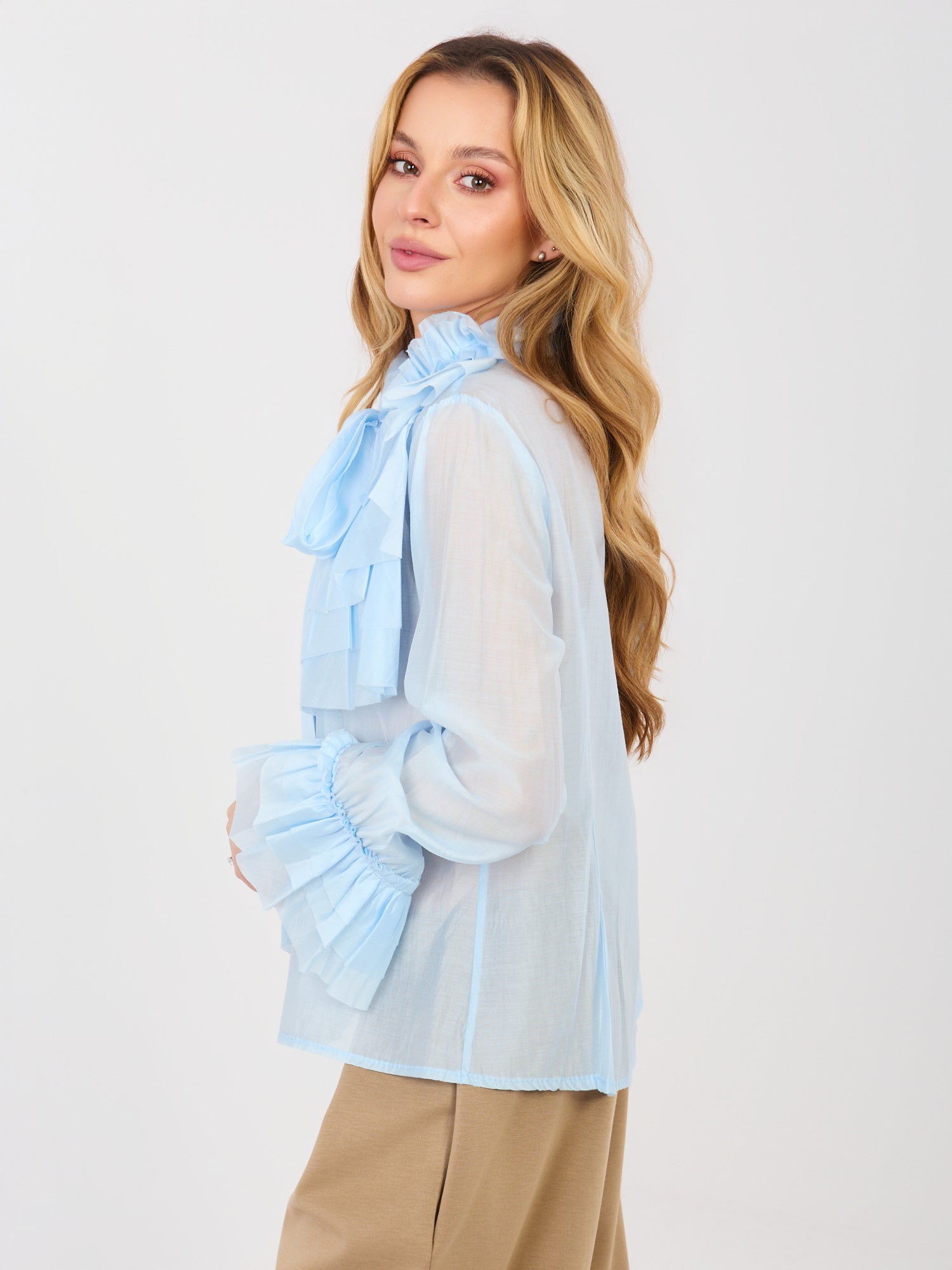 Jasnoniebieska  elegancka koszula z żabotem