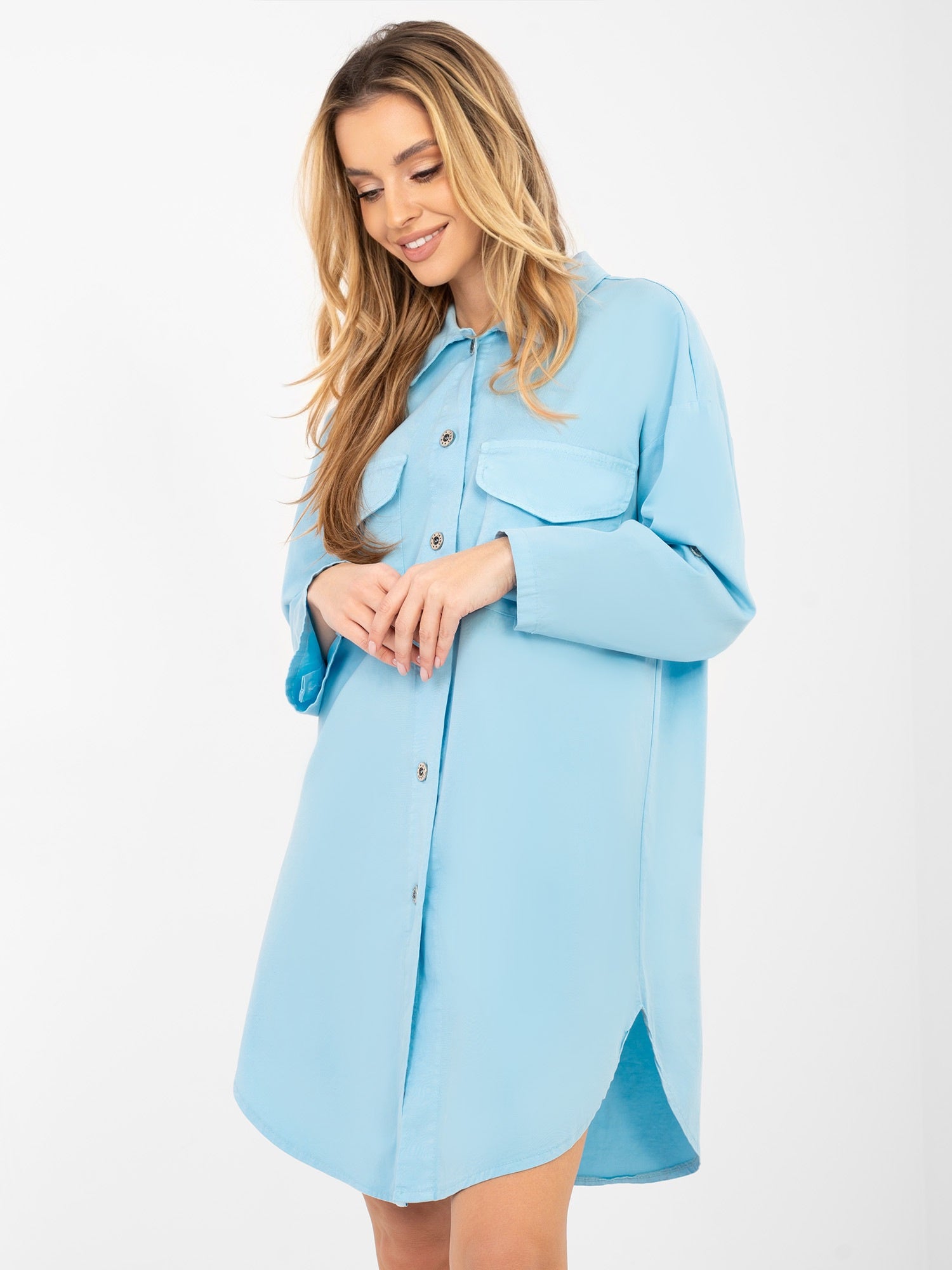 RUE PARIS Jasnoniebieska sukienka o kroju oversize