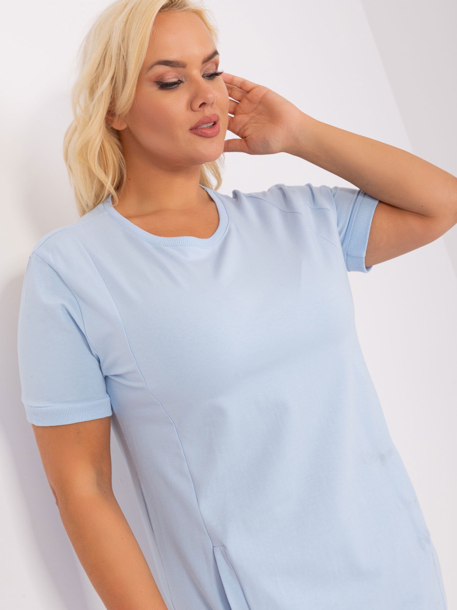 Jasnoniebieska sukienka plus size z bawełny