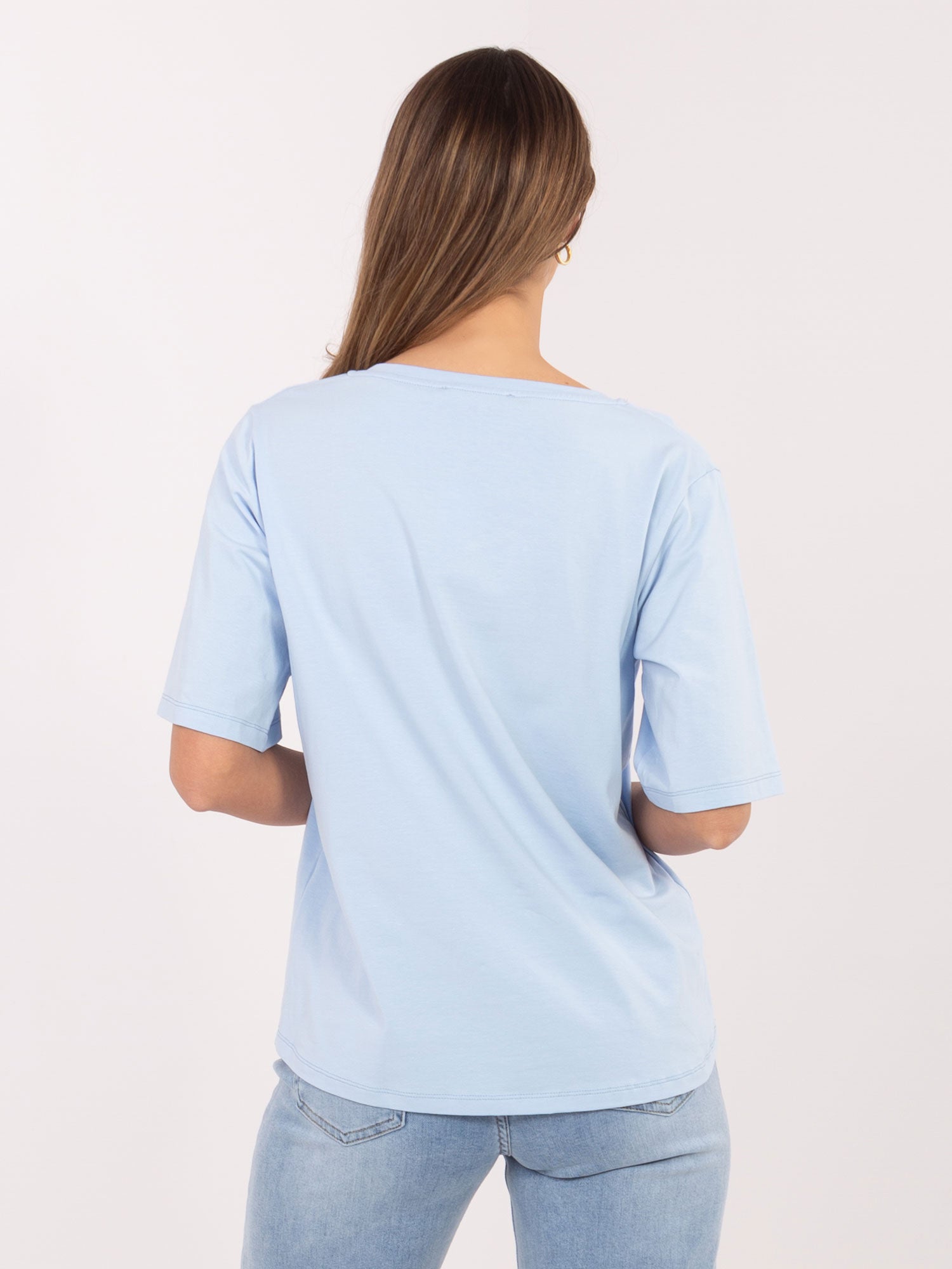 RUE PARIS Jasnoniebieski damski t-shirt z dekoltem w serek