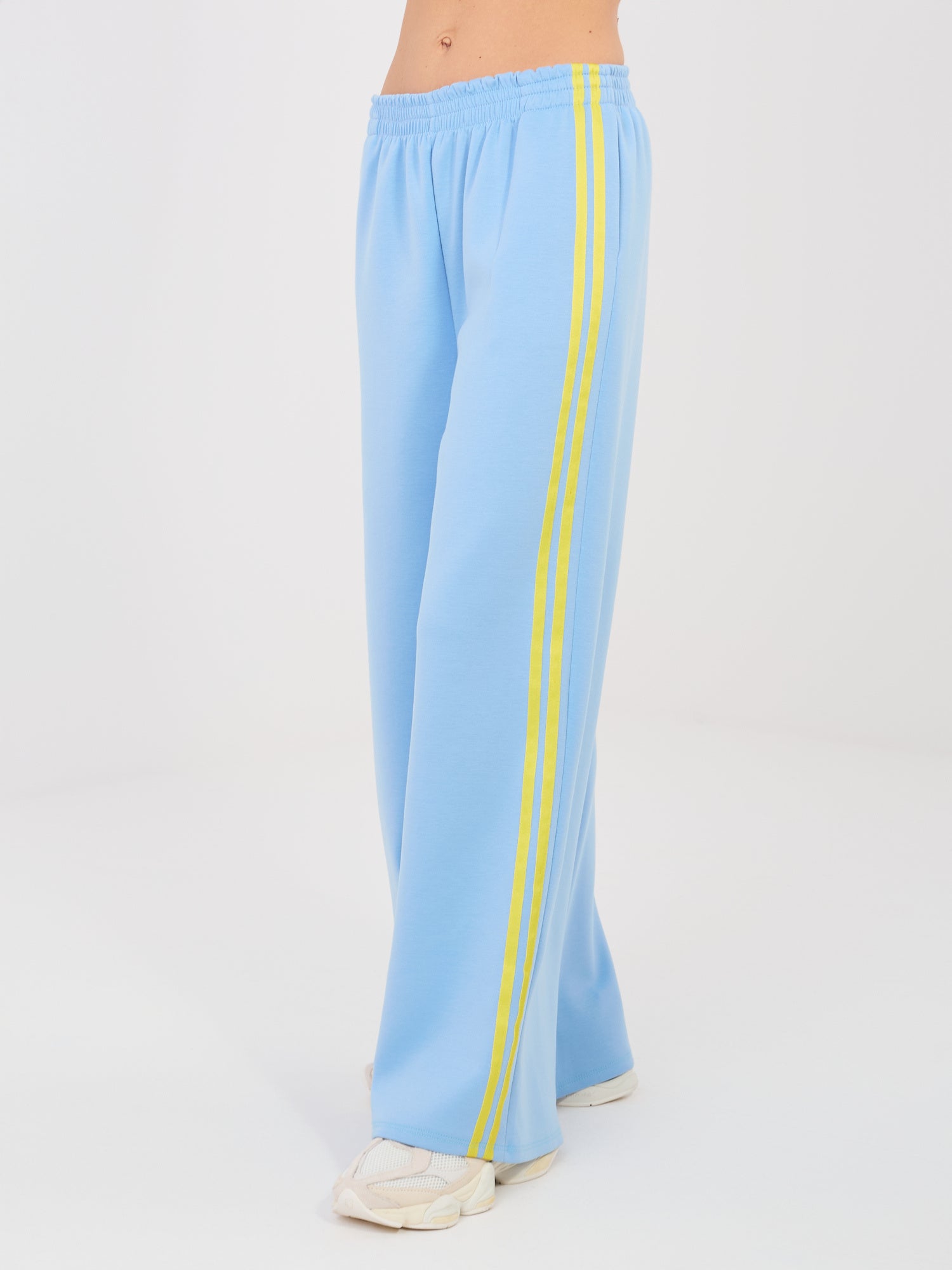 RUE PARIS Jasnoniebieski casualowy komplet ze spodniami