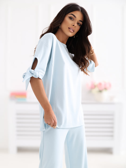 Jasnoniebieski komplet z wiązaniem na rękawach