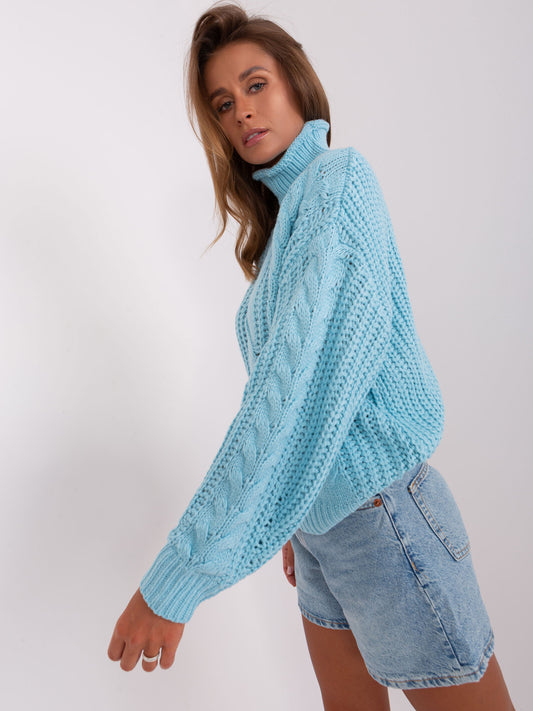 Jasnoniebieski sweter oversize z warkoczami