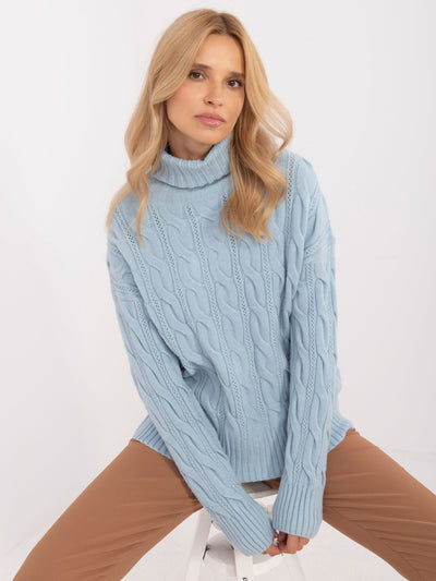 Jasnoniebieski damski sweter oversize z warkoczami