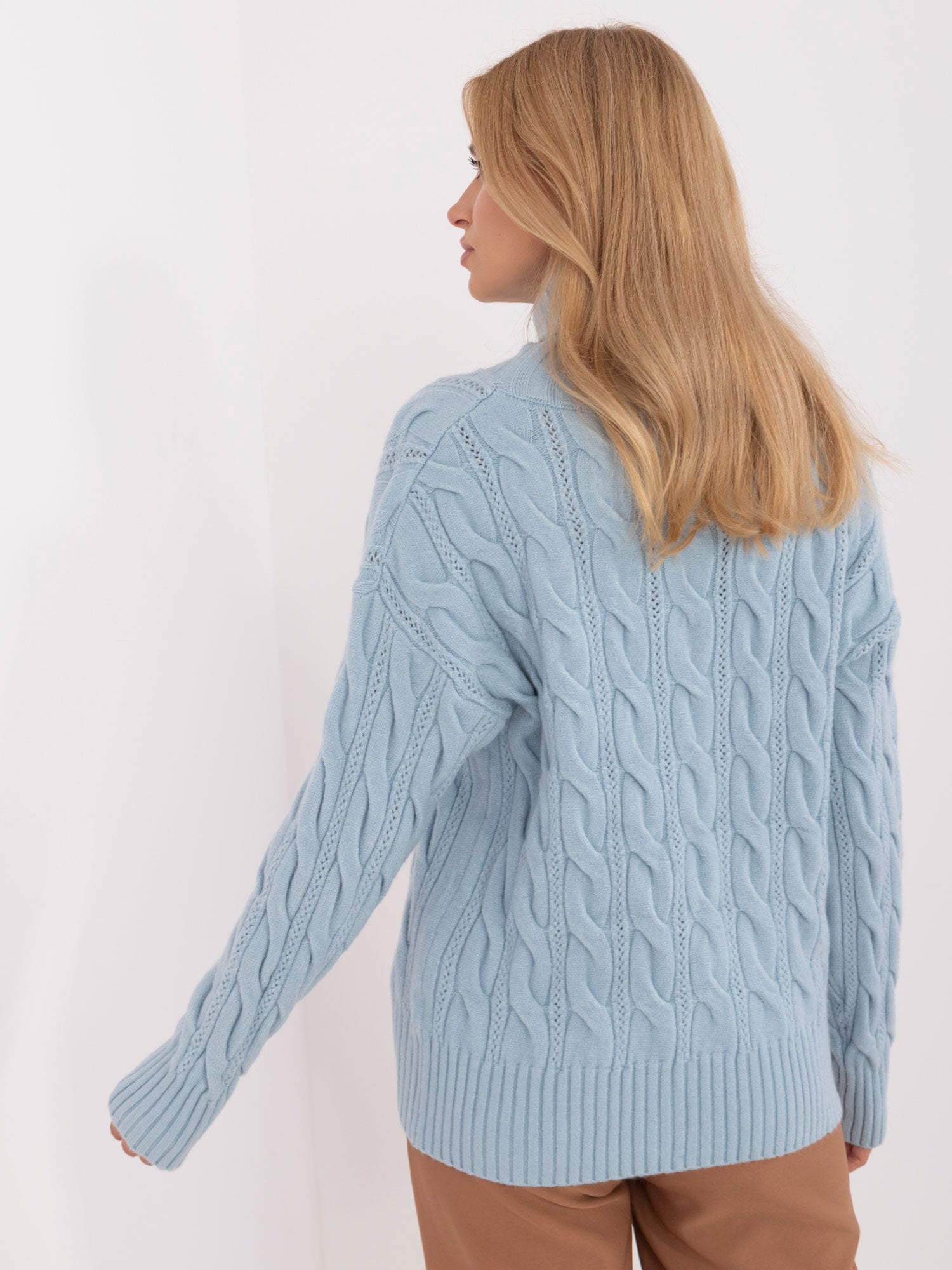 Jasnoniebieski damski sweter oversize z warkoczami