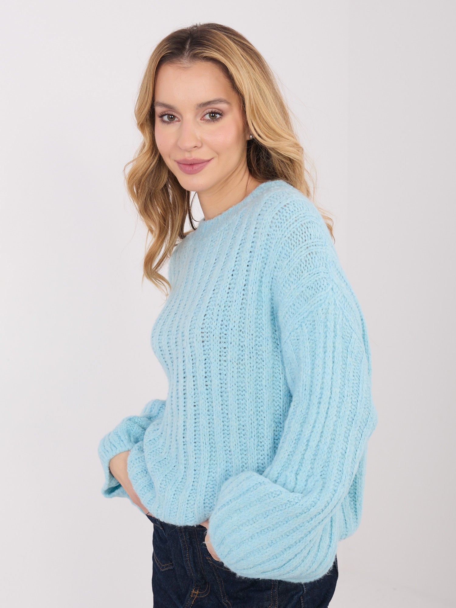 Jasnoniebieski damski sweter w szeroki prążek