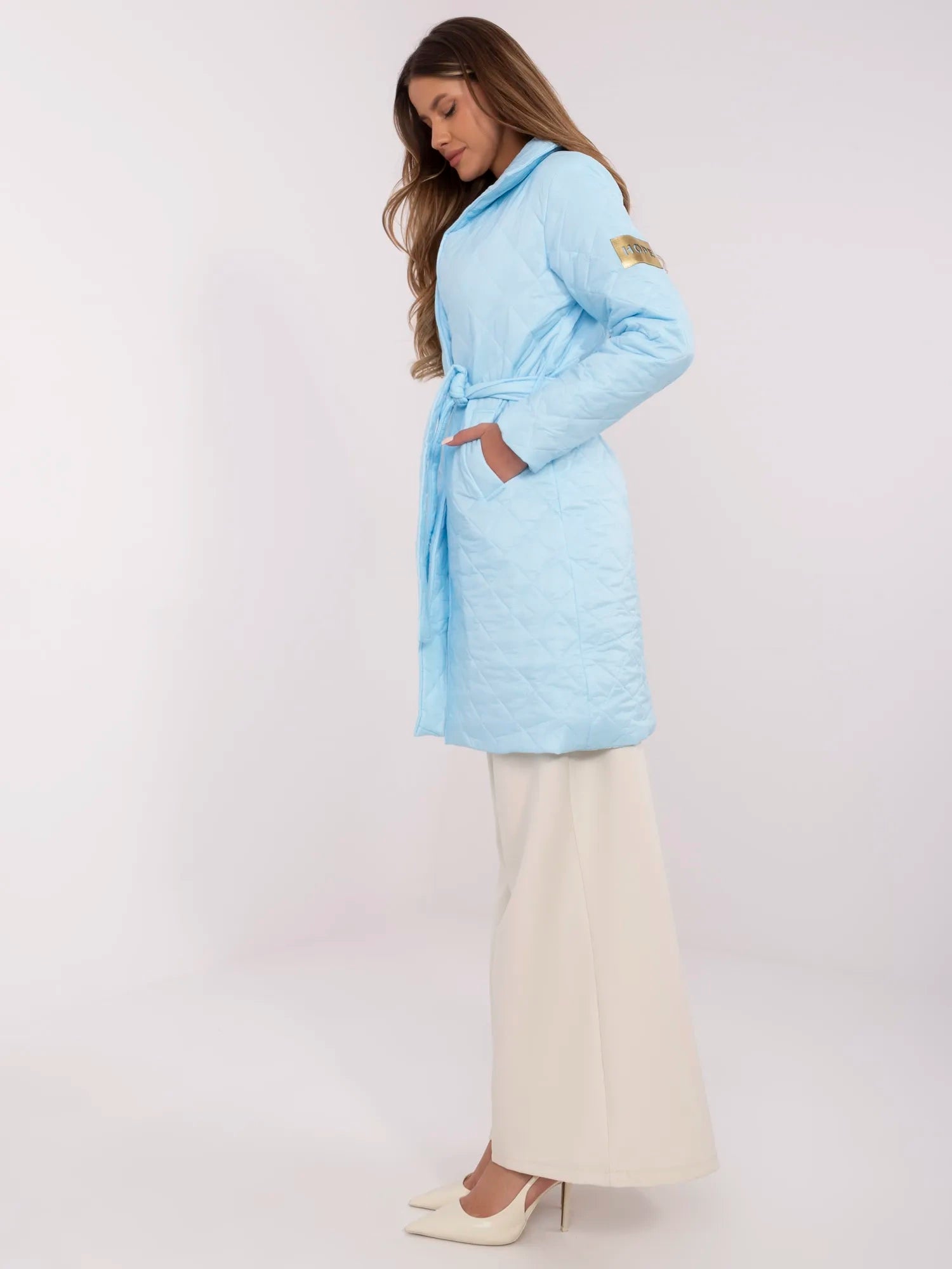 Jasnoniebieski pikowany płaszcz z zapięciem na guziki