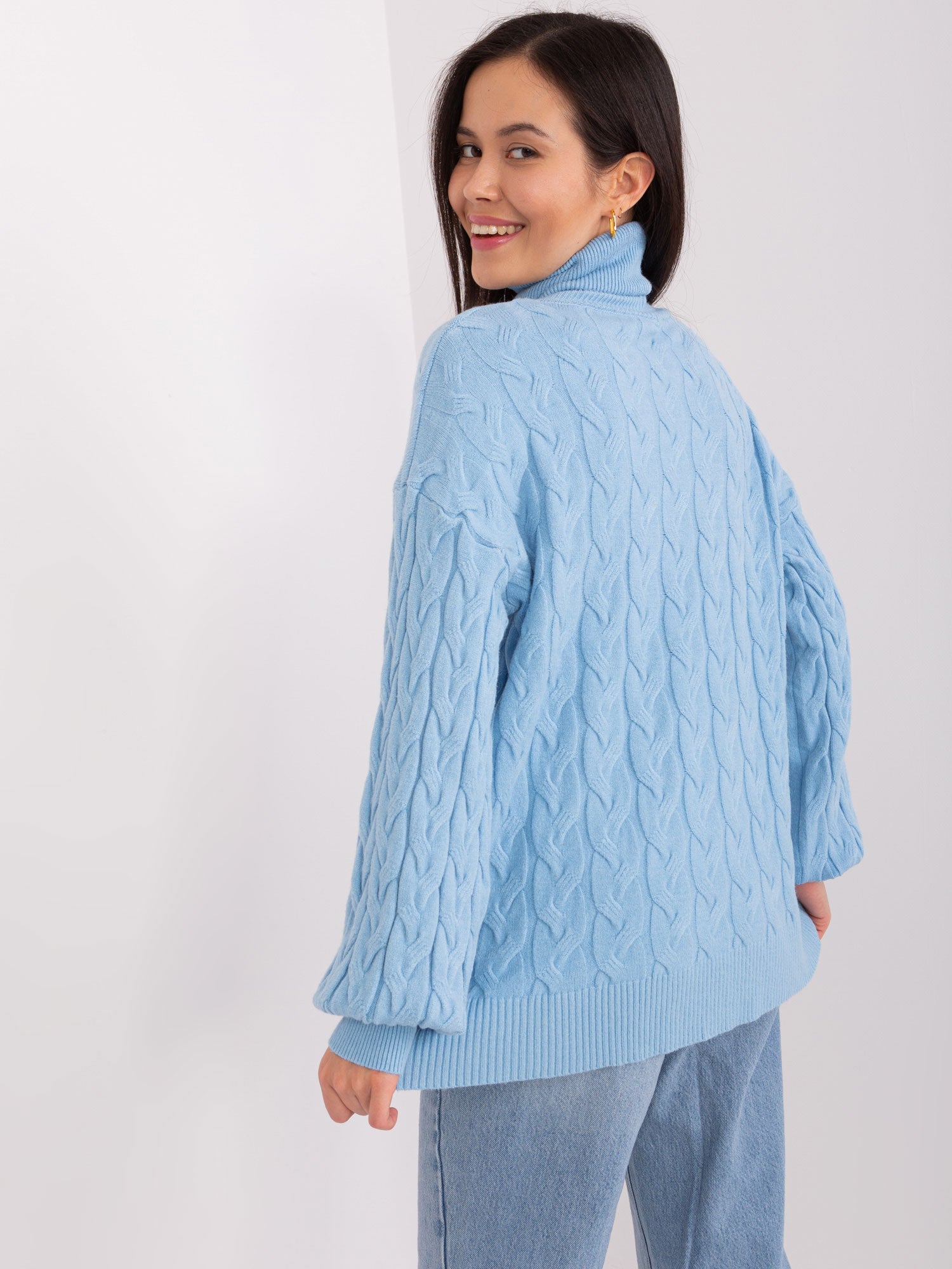 Jasnoniebieski sweter golf z wiskozą
