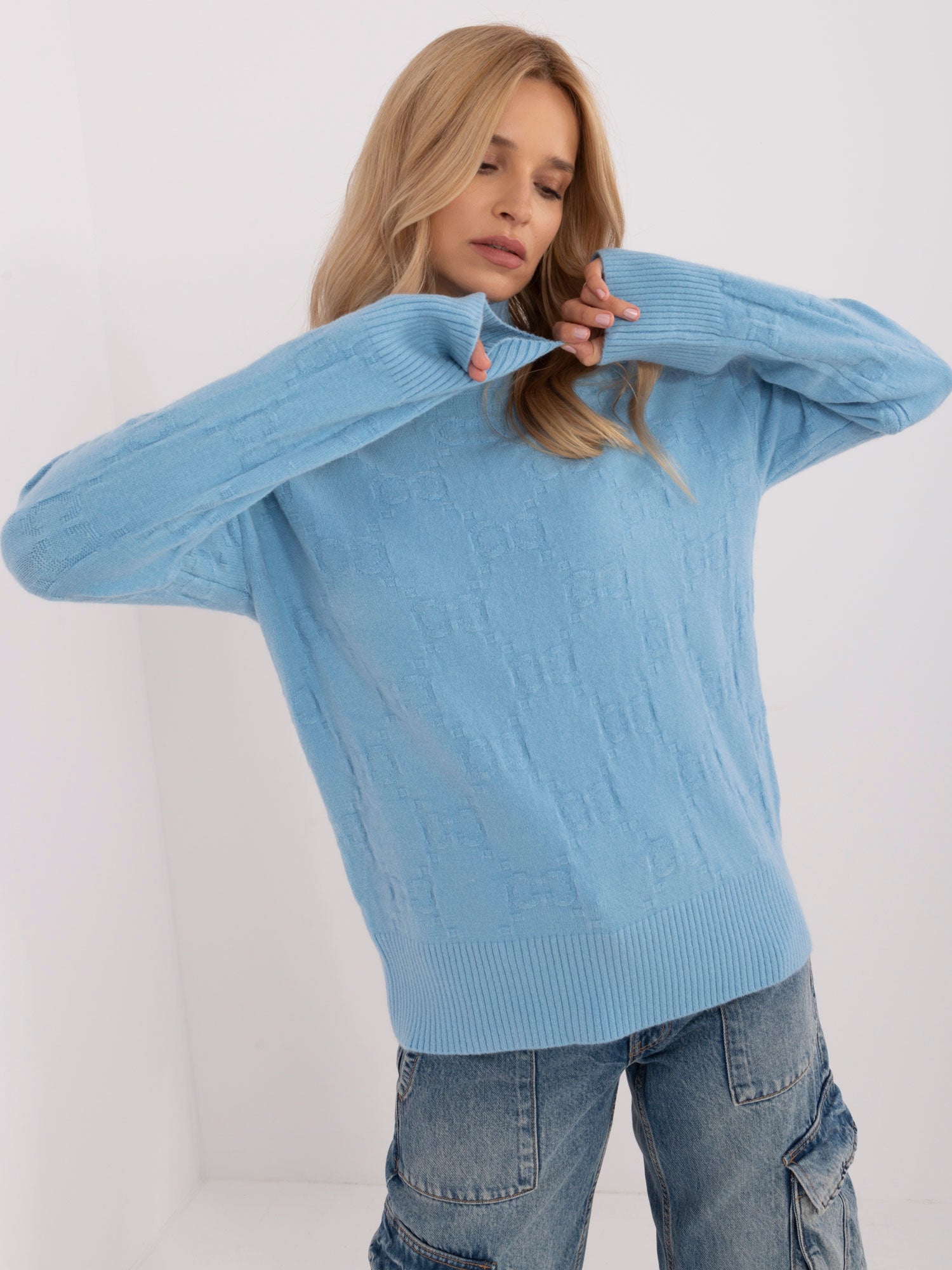 Jasnoniebieski damski sweter golf we wzory