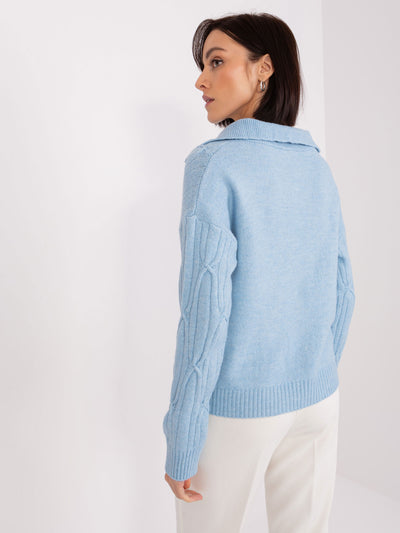 Jasnoniebieski sweter z warkoczami i kołnierzem