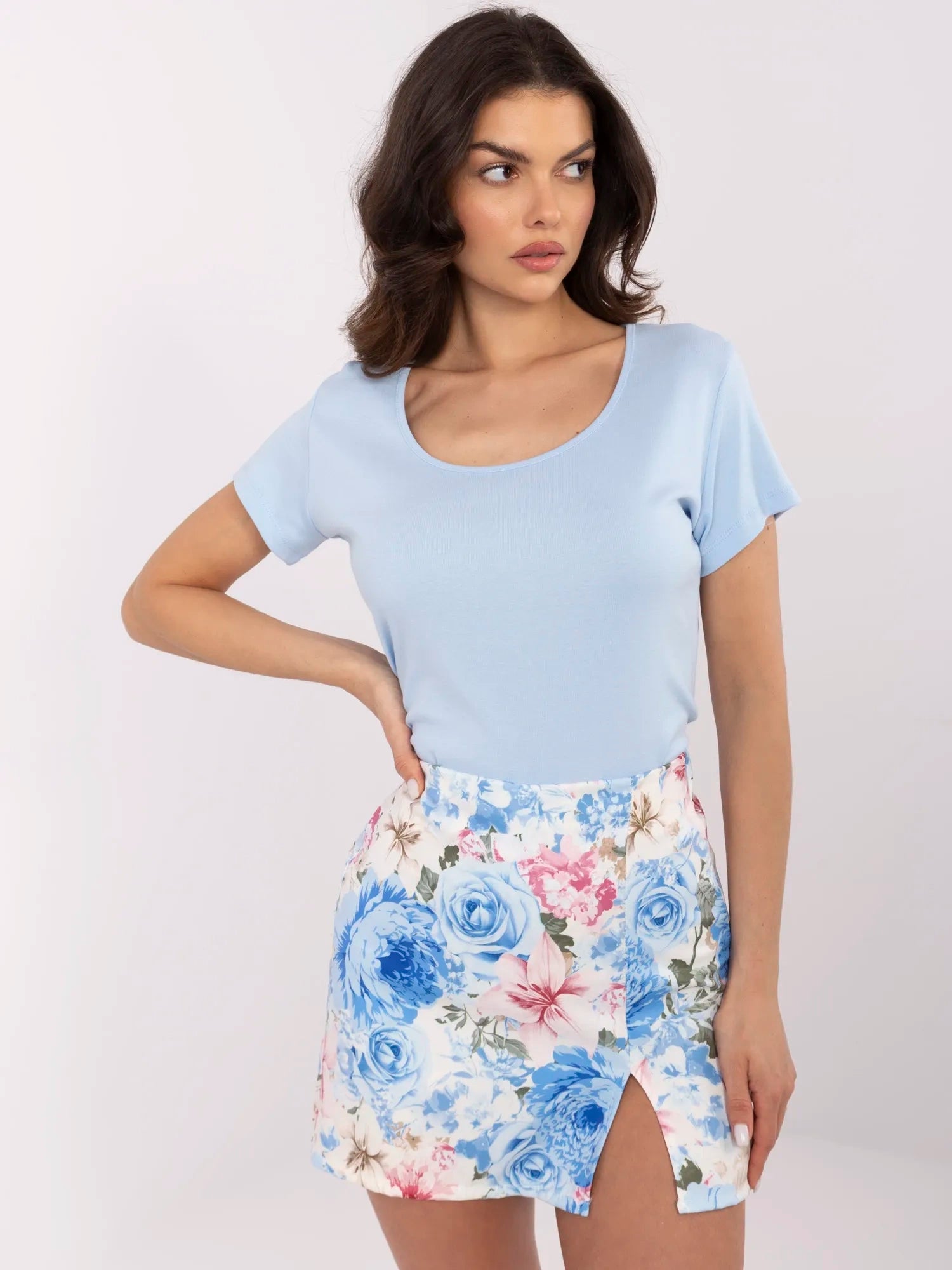 RUE PARIS Jasnoniebieski t-shirt basic o dopasowanym kroju