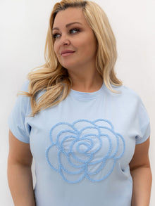 Jasnoniebieski t-shirt plus size z wypukłą aplikacją