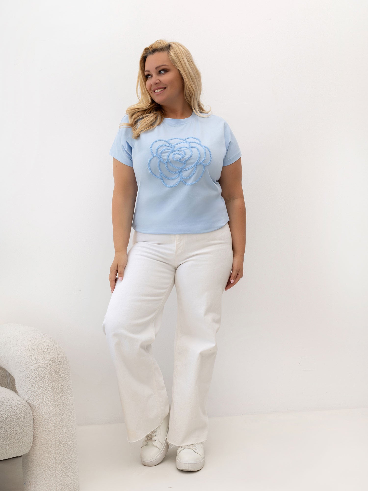 Jasnoniebieski t-shirt plus size z wypukłą aplikacją