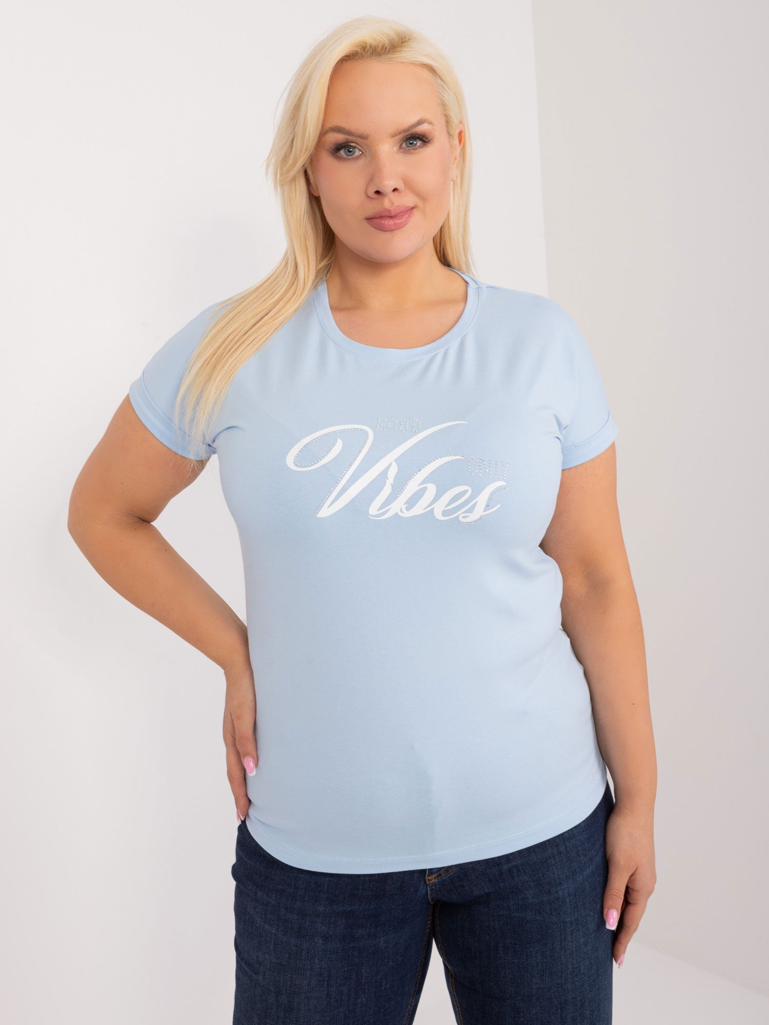 Jasnoniebieski t-shirt plus size z nadrukiem